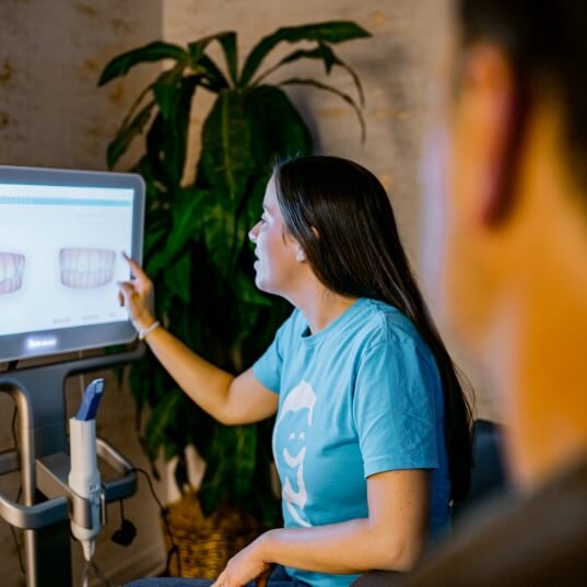 Doctor Nicole using digital impression software